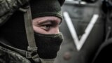 Российский военный на фоне символики полномасштабного вторжения РФ в Украину, иллюстрационное фото