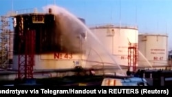 Тушение пожара на нефтеперерабатывающем заводе в поселке Ильский в Краснодарском крае, Россия, 4 мая 2023 года. Местные власти заявили, что причина пожара – атака беспилотника