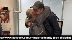 Qırımlı musulman Aleksandr Sizikov Soçi ava limanında Rusiye apsinden azat etilgen soñ anasını quçaqlay, 2025 senesi mayısnıñ 28-i