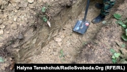 A Ukrainian reseacher digs in search of the remains of UPA fighters.