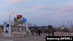 Qırım ile memuriy sıñırda Çonğar kiriş-çıqış noqtası yanında "Qırımnıñ sivil qamaçavı" aksiyası, 2015 senesi boş ay