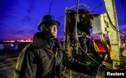 Workers carry out maintenance at an oil well in Kazakhstan's Kyzylorda region. (file photo)